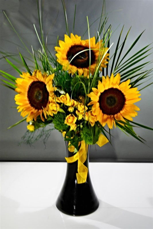 Siyah Cam Vazoda Ayçiçeği ve Sarı Minyatür Güller (Canlı)