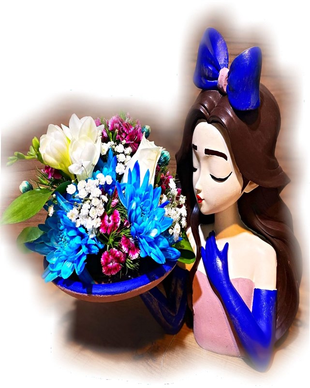 Mavili Kadın (Döküm saksılı biblo içerisinde canlı çiçek arajmanı)