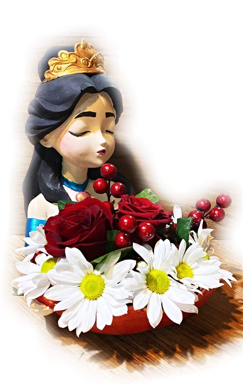 Manalou (Döküm saksılı biblo içerisinde canlı çiçek arajmanı)